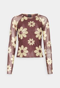 Blusa transparente de manga longa em bordeaux com grandes padrões de margaridas amarelas, decote redondo e design ajustado. A textura parece suave e leve.