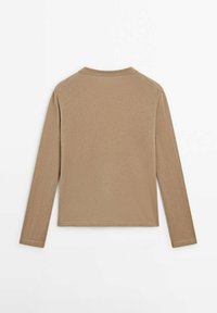 Pull beige à manches longues et col rond, posé à plat, vu de dos, avec un tissu simple et lisse sans motifs ni ornements visibles.