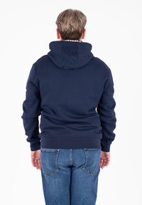 Felpa blu navy realizzata in tessuto morbido, con cappuccio regolabile, polsini a coste e vestibilità comoda. La vista posteriore mostra i dettagli delle cuciture e della texture.