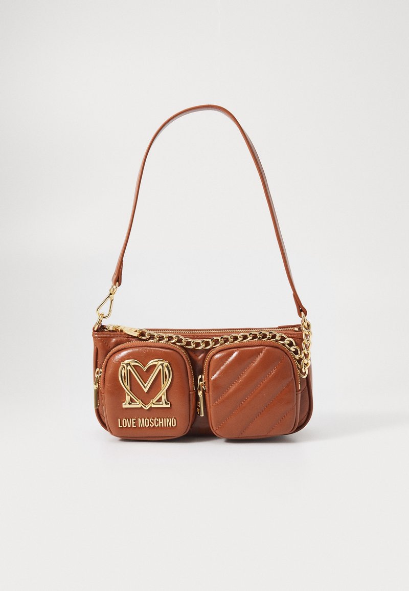 Sac bandoulière Love Moschino en cuir marron avec deux poches frontales zippées et un détail en chaîne dorée sur un fond uni.