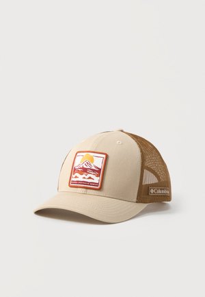 Beżowa i brązowa siatkowa czapka trucker z naszywką gór oraz logo Columbia z boku, nachylona w prawo na białym tle.