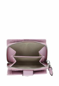 Portefeuille en cuir rose à finition texturée, fermeture éclair et plusieurs emplacements pour cartes. L'intérieur est doté d'une doublure beige et de compartiments ouverts.