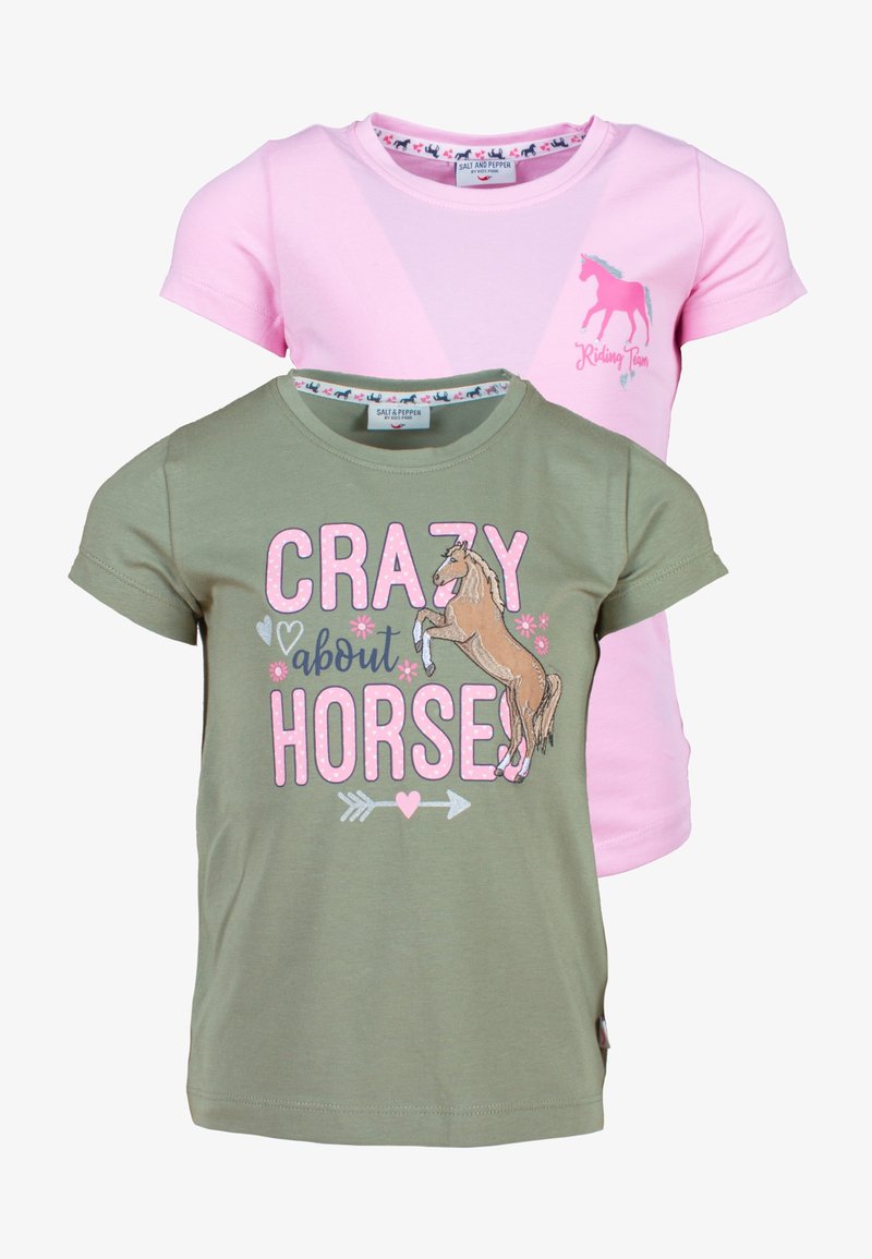Zwei kurzärmlige T-Shirts: eines in Pink mit einem Einhorn-Logo, das andere in olivgrün mit dem Aufdruck "CRAZY about HORSES" und einer Pferdegrafik. Aus Baumwollstoff.