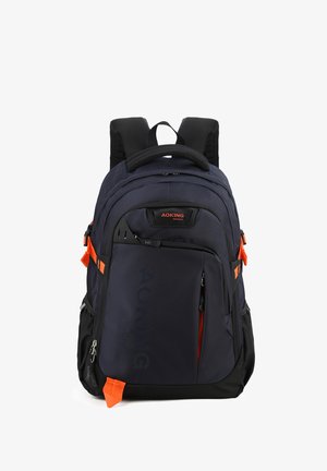 Rucksack aus dunkelblauem Stoff, mit orangefarbenen Akzenten, gepolsterten Tragegurten, Frontreißverschlussfach und einer strukturierten Oberfläche, auf der ein Logo aufgedruckt ist.