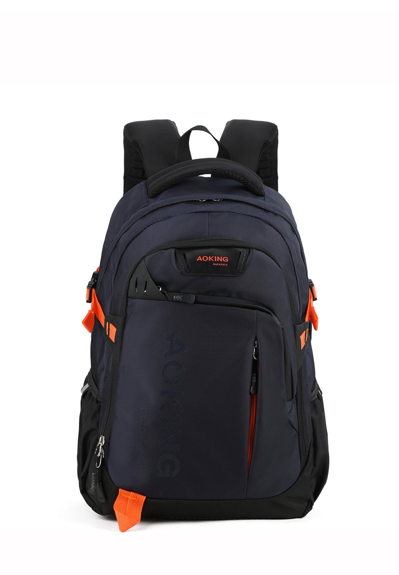 Zaino in tessuto blu scuro, con dettagli arancioni, spallacci imbottiti, tasca anteriore con zip e superficie testurizzata con un logo stampato.