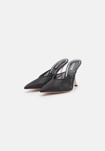 Sorte net slingback hæle med spidse tæer og en tynd metallisk hæl. Fokuserer på et elegant design og minimalistiske detaljer.