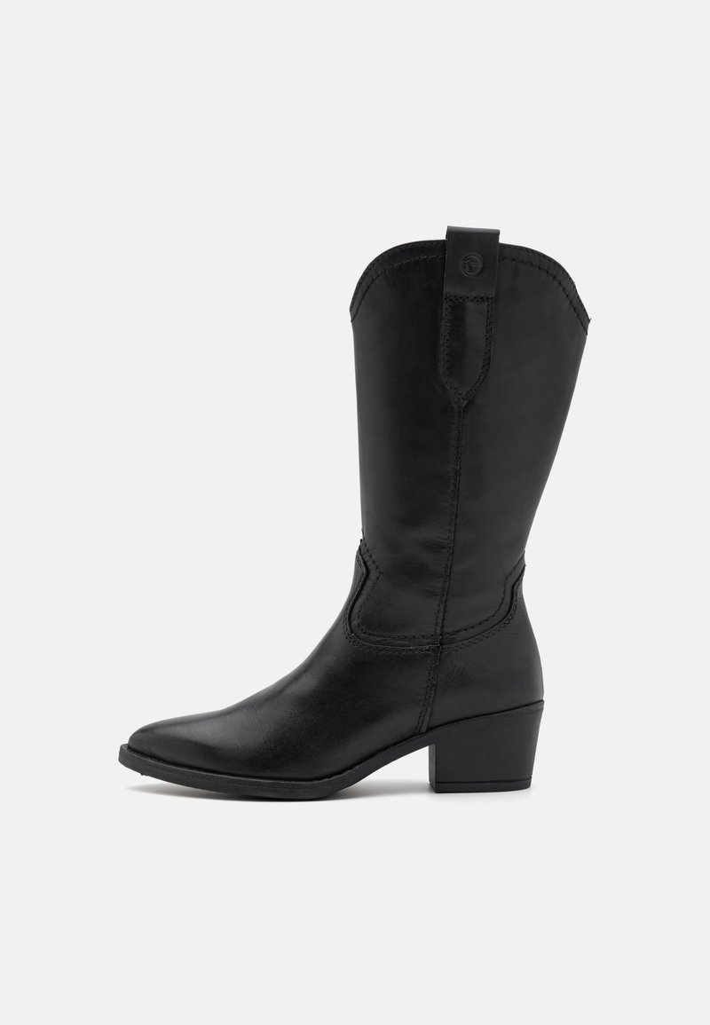 Bota vaquera de cuero negro con punta afilada, de altura hasta el tobillo y tacón apilado. Presenta costuras decorativas y una lengüeta.