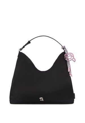 Sort skuldertaske med et buet håndtag, lille metallogo i bunden midt, og pink dekorativt vedhæng med snore på højre side.