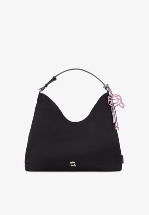 Bolso negro de hombro con asa curva, pequeño logotipo metálico en el centro inferior y un adorno decorativo rosa con cordones en el lado derecho.