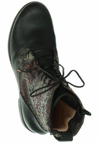 Botín negro de cuero hasta el tobillo con un costado de textil estampado en rojo, gris y verde, que presenta un cierre con cordones y una cremallera en la parte trasera.