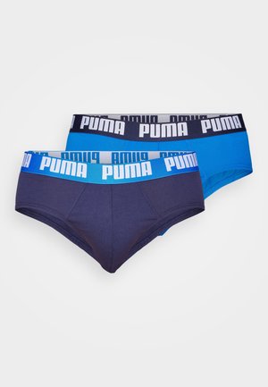 Dos pares de calzoncillos para hombre. Uno es de color azul marino con una cinturilla negra; el otro es de color azul claro con una cinturilla azul, ambos con el texto "PUMA".