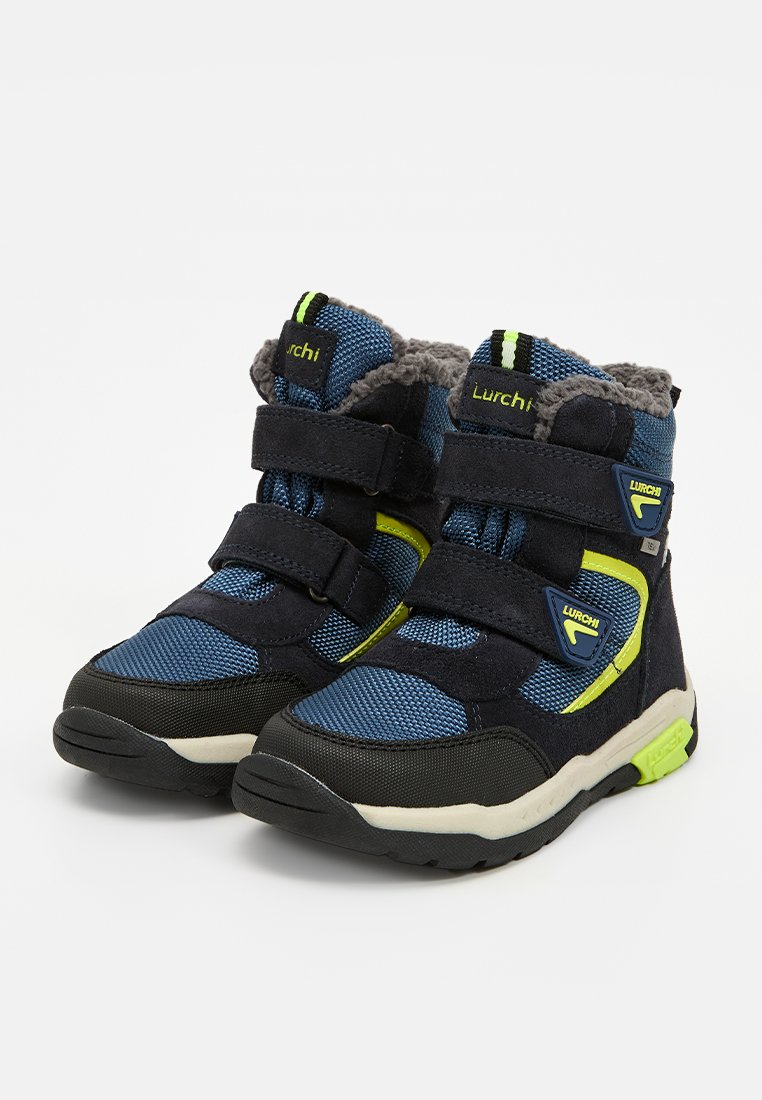 Blaue und schwarze High-Top-Schuhe mit einem Obermaterial aus strukturiertem Stoff, zwei verstellbaren Riemen und einem mit Fell gefütterten Kragen. Neongrüne Akzente.