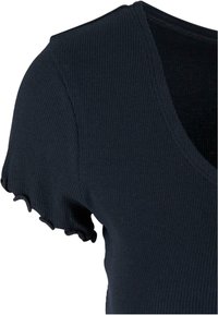 Černý žebrovaný top s výstřihem do V a krátkými rukávy s volány, který se pyšní texturovanou, elastickou látkou.