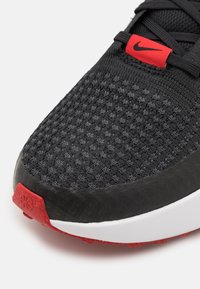 Nike Performance INTERACT RUN - Chaussures de running - black/fire red/anthracite/white/team red