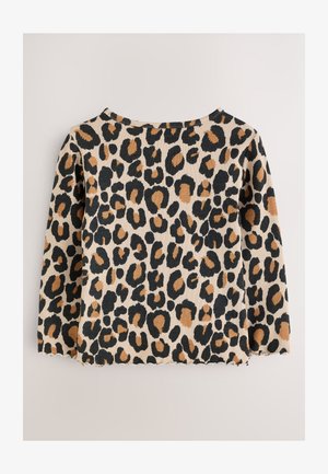 Top con stampa animalier leopardata e texture a coste, caratterizzato da tonalità beige, nero e marrone. Il design include una scollatura ampia e maniche a tre quarti.