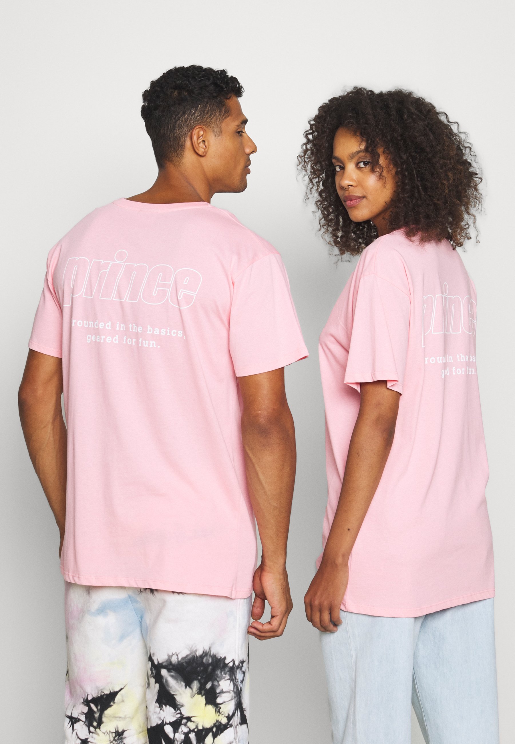 basic t shirt outline