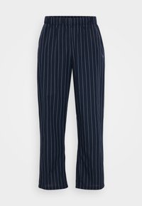 Navyblauwe broek van een gladde stof, met een verticale krijtstreep in lichtblauw, voorzien van een elastische tailleband en rechte pijpen.