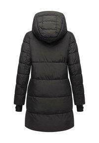 Abrigo acolchado negro con capucha, diseño acolchado, mangas largas y puños acanalados, con un silueta estilizada y color sólido en toda su superficie.