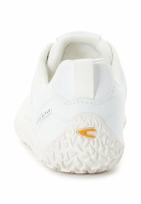 Weißer Sportschuh mit einer strukturierten Gummisohle, einem Obermaterial aus Mesh und einem kleinen orangefarbenen Akzent near der Ferse. Verstärkter Hinterteil für Stabilität.