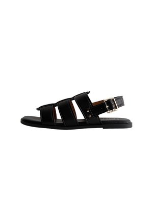 Sort flad sandal med tre brede remme over foden og en justerbar ankelrem med spænde i sølv.
