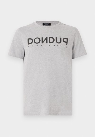 Tricou gri cu mânecă scurtă, confecționat din bumbac, având inscripții mari, negre "DON DUP" și "ITALIAN" într-un font modern. Decupaj rotund la gât, croială lejeră.