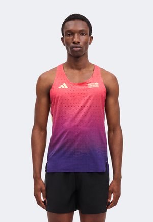 Mann trägt ärmelloses Lauftrikot mit rotem bis lila Farbverlauf und BMW Berlin Marathon sowie Adidas Logos und schwarze Shorts, steht still.