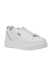 Sneaker sportivo bianco con finitura in pelle liscia, punta rotonda, suola piatta bianca e dettagli dorati sul logo e sul lato.