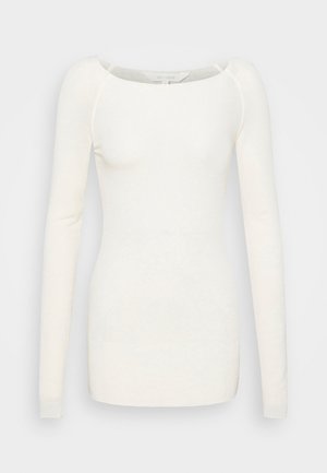 Pitkähihainen valkoinen paita pyöreällä kaula-aukolla, pehmeästä materiaalista valmistettu, istuva siluetti ja vähäiset ompelusaumat.