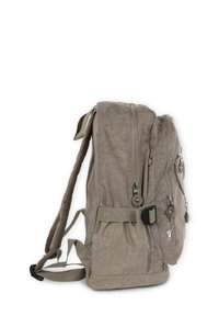 Tactische rugzak in gedempt olijfgroen, voorzien van meerdere met rits afsluitbare vakken, verstelbare banden en een gestructureerde, duurzame stof.