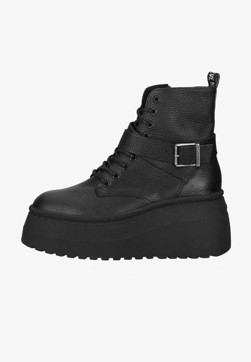 Botines de cuero negro con un acabado texturizado, que presentan una suela de plataforma ancha, parte frontal con cordones y una correa ajustable en el tobillo con hebilla.