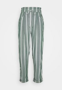 Pantalones de rayas verdes con un corte relajado, cintura elástica y cordón. Hechos de tela ligera con rayas verticales blancas.
