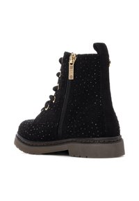 Stivaletti neri in suede con hardware dorato, dotati di zip laterale, design con lacci e superficie testurizzata con piccole punte in rilievo.