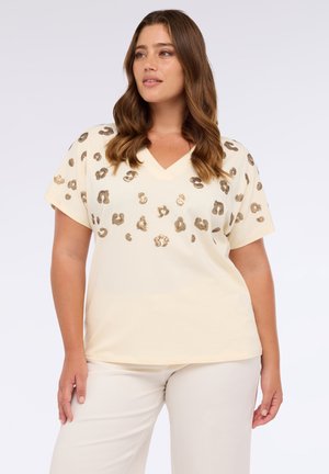 Cremfarbendes V-Ausschnitt-T-Shirt mit kurzen Ärmeln, das goldene Leopardenmusterakzente auf der Vorderseite für einen strukturierten Look aufweist.