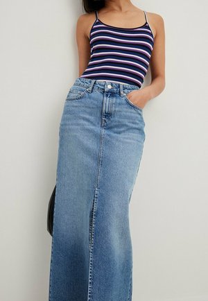 Stripet tanktop i marineblå, lilla og hvid, kombineret med et langt, lyseblåt denimsnørk med frontslids og lommer.