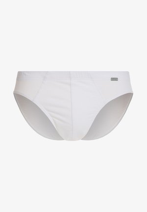 Białe bawełniane majtki o gładkiej fakturze, elastycznym pasie w talii i subtelnym metalicznym metku z logo z przodu po lewej stronie.