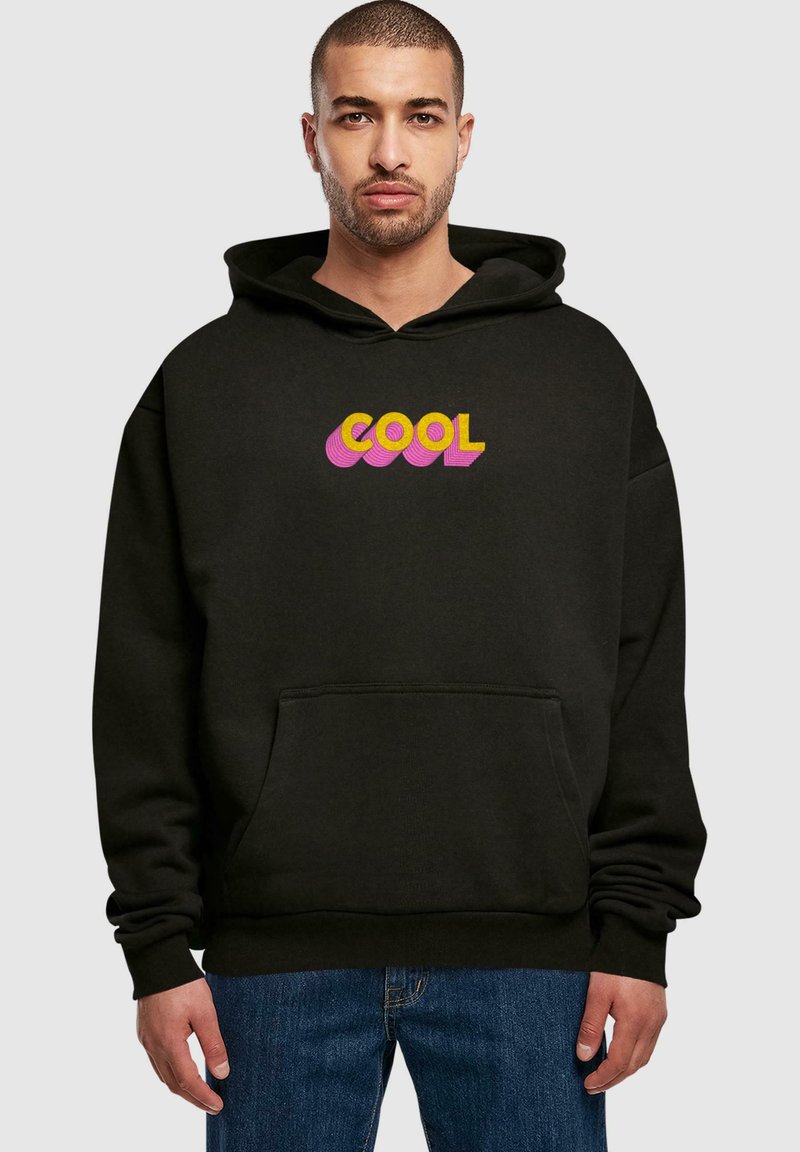 Svart hoodie med framficka, prydd med en flerfärgad "COOL" grafik i rosa och gult. Tillverkad av mjukt tyg, med ribbad mudd.