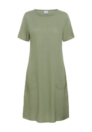 Abito verde oliva a maniche corte con scollatura rotonda, due tasche laterali e una silhouette morbida. Realizzato in un tessuto morbido e testurizzato.