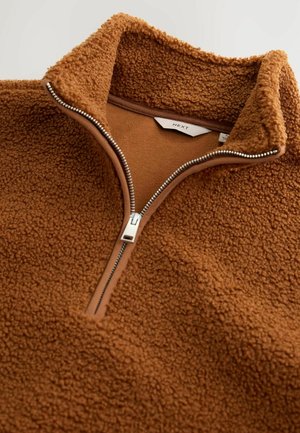 Brauner Fleece-Pullover mit hohem Kragen, Halb-Reißverschluss-Design, strukturiertem Außenmaterial und glattem Innenfutter, ausgestattet mit silberner Reißverschluss-Hardware.