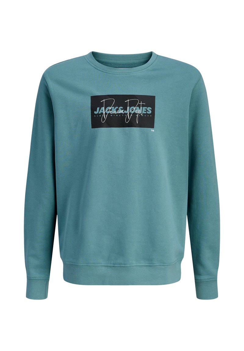 Πράσινο βαμβακερό φούτερ με μακριά μανίκια. Διαθέτει ένα μαύρο ορθογώνιο γραφικό με λευκό και μπλε κείμενο στο μπροστινό μέρος. Κλασικός σχεδιασμός με στρογγυλή λαιμόκοψη.