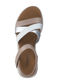 Infradito multicolore con cinturini beige, bianchi e metallici argento, dotati di una soletta imbottita e suola bianca. Visibile il marchio Gabor.
