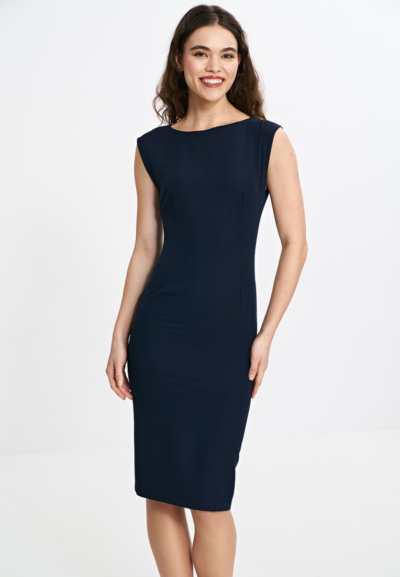Granatowa, dopasowana sukienka z dekoltem łódkowym, bez rękawów i gładkiego materiału. Posiada długość do kolan i subtelne szwy boczne.