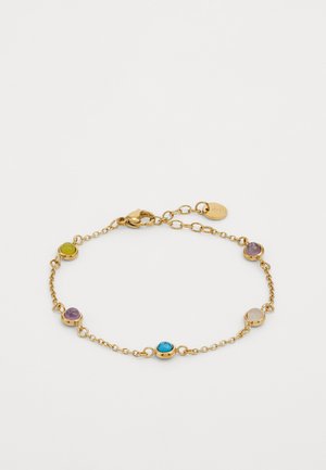 Bracciale in oro con cinque gemme colorate: verde, viola, giallo, blu e trasparente, ognuna incastonata in supporti metallici circolari.