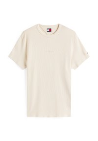 Camiseta de algodón de canalé en color beige claro con cuello redondo, manga corta y un sutil logo en el frente. Acentos laterales en rojo y azul.