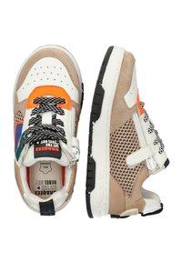 Beige und weiße Sneakers mit Mesh- und Wildlederstrukturen, ausgestattet mit einem schwarz-weißen Muster-Schnürsenkel, orangefarbenen Akzenten und einem Logo-Tag auf der Zunge.