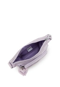 Lille lavendelfarvet lynlåspung med en blød overflade, der har et indvendigt mærke, dekorativ pompon og sølvtonet lynlåshardware.