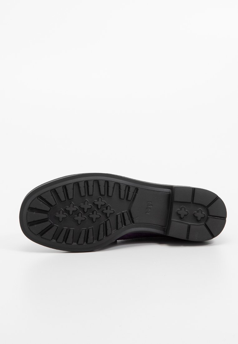 Semelle en caoutchouc noir avec un motif de crantage texturé. Forme légèrement contournée avec une adhérence durable conçue pour l'adhérence et la stabilité.