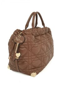 Borsa a tracolla marrone trapuntata con motivi a cuore, dotata di due manici superiori, un ciondolo decorativo a forma di chiave e dettagli in metallo dorato.