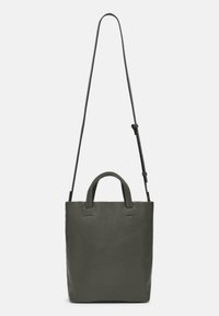 Sac fourre-tout en cuir rectangulaire de couleur vert foncé, doté de courtes poignées et d'une longue sangle ajustable. Texture lisse et design minimaliste.