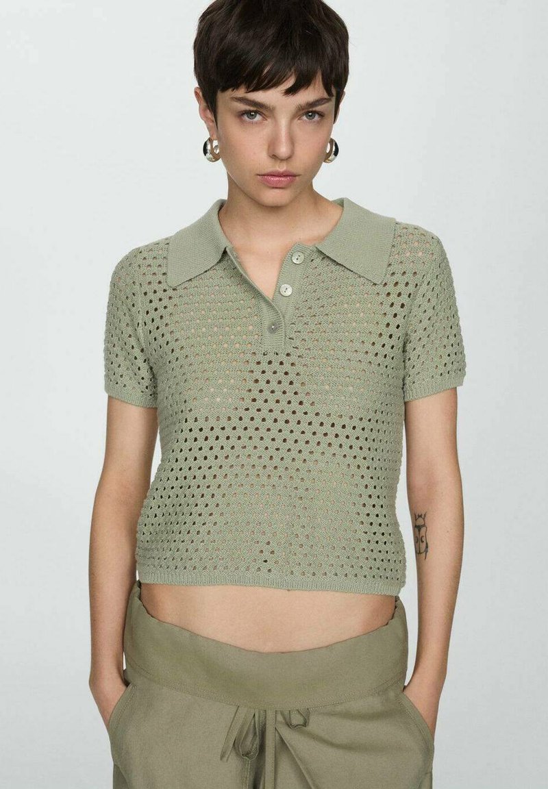 Polo shirt verde chiaro, corto, con maniche corte, caratterizzato da un motivo lavorato a maglia con fori e chiusura a tre bottoni. Tessuto liscio.