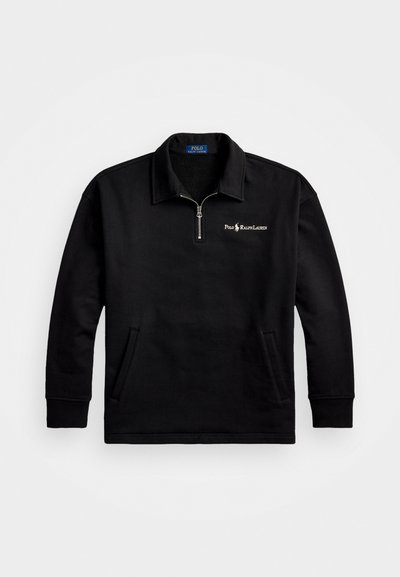 Pulover negru cu guler cu fermoar pe un sfert, mâneci lungi și buzunare laterale. Are un logo brodat „Polo Ralph Lauren” pe piept.